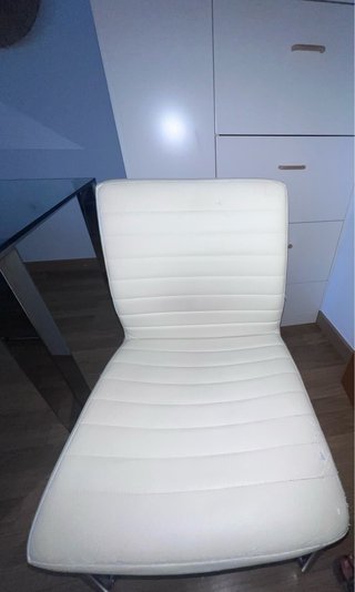 Mesa de cristal patas plateadas y 4 sillas