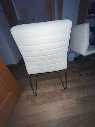 Mesa de cristal patas plateadas y 4 sillas