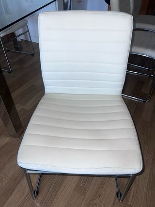 Mesa de cristal patas plateadas y 4 sillas