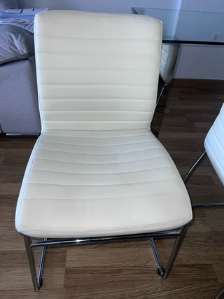 Mesa de cristal patas plateadas y 4 sillas