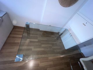 Mesa de cristal patas plateadas y 4 sillas