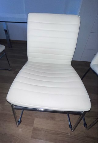 Mesa de cristal patas plateadas y 4 sillas