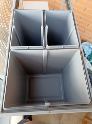 Cubo reciclaje gris con guías metálicas