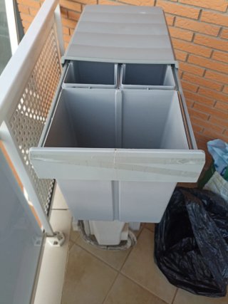 Cubo reciclaje gris con guías metálicas