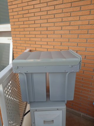 Cubo reciclaje gris con guías metálicas