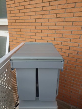 Cubo reciclaje gris con guías metálicas