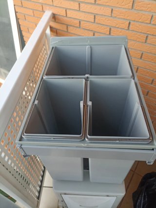 Cubo reciclaje gris con guías metálicas