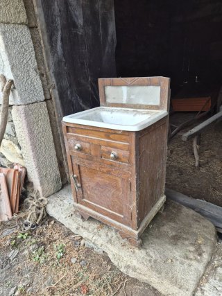 Mueble de baño antiguo de madera
