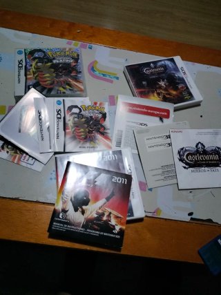 Cajas e instrucciones Pokémon y Castlevania
