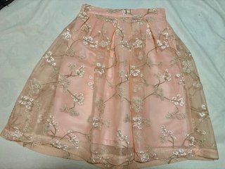 Falda rosa palo bordada flores