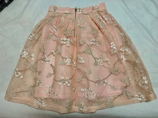 Falda rosa palo bordada flores