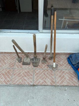 Herramientas de huerto: palas y azadas