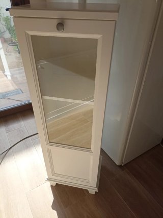 Mueble de baño blanco con cristal