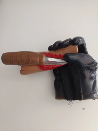 Puño con cuchillo de broma