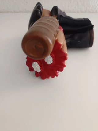 Puño con cuchillo de broma