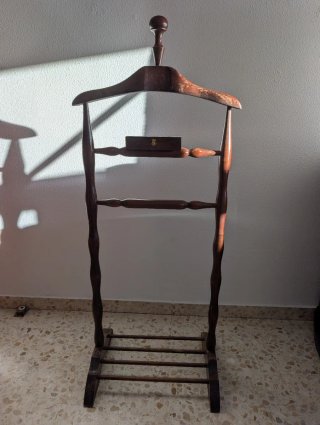 Perchero de pie de madera