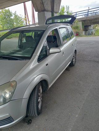 Opel Zafira 2007   aire  ruedas simi nuevas todo