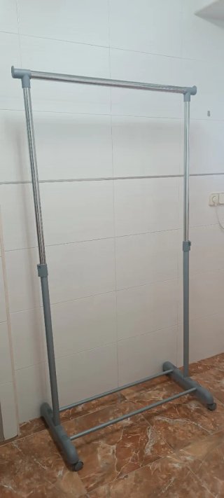 Perchero Metálico con Ruedas