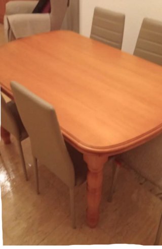 Mesa de comedor de madera