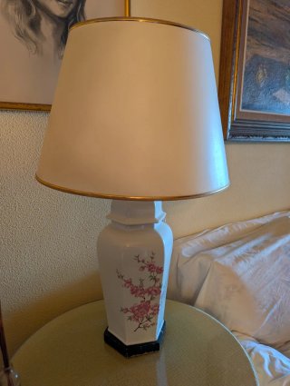 Lámpara de mesa de porcelana con flores