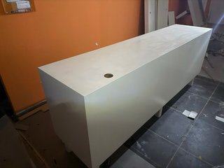 Mostrador de tienda blanco