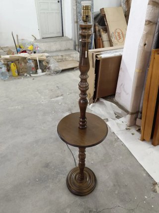 Lámpara de pie de madera
