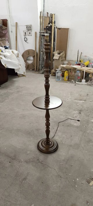 Lámpara de pie de madera