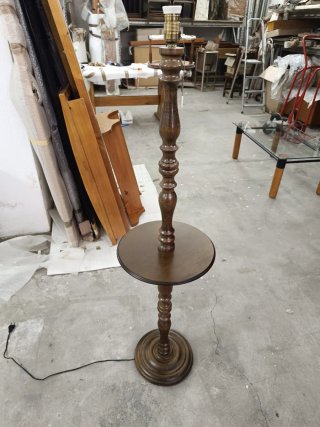 Lámpara de pie de madera