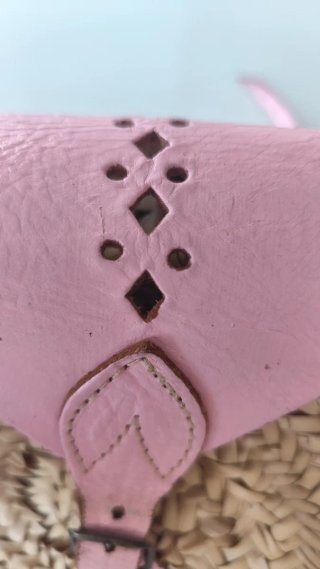 Capazo de mimbre con detalles rosas