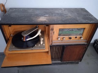 Mobile radio vintage con giradischi