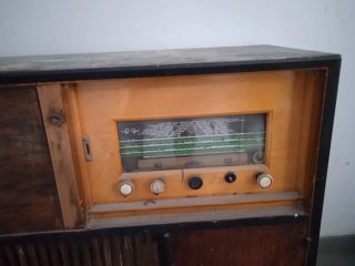 Mobile radio vintage con giradischi