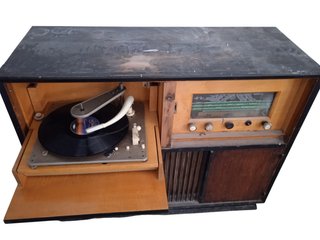 Mobile radio vintage con giradischi