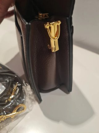 Bolso marrón con cadena dorada
