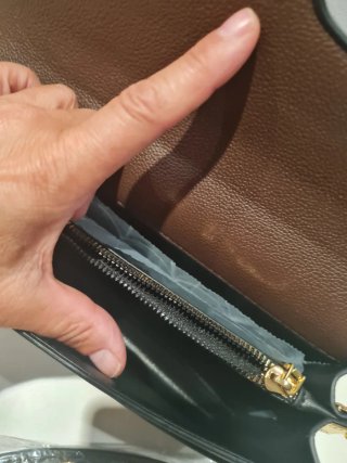 Bolso marrón con cadena dorada