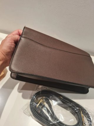 Bolso marrón con cadena dorada