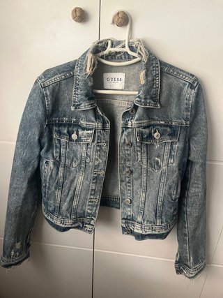 Chaqueta tejana Guess desgastada