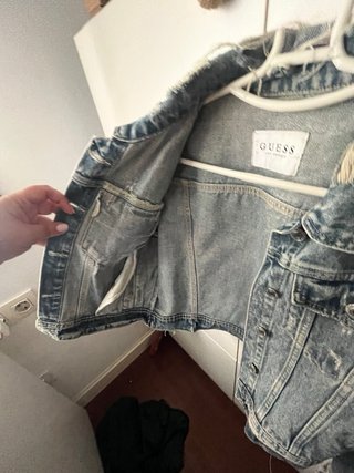 Chaqueta tejana Guess desgastada