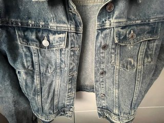 Chaqueta tejana Guess desgastada