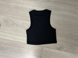 Camiseta top negro acanalado