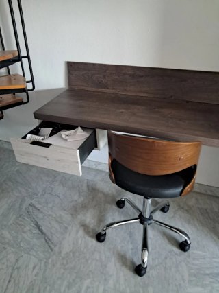 Escritorio flotante y silla de oficina