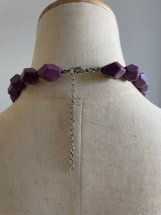 Collana viola con perle geometriche.