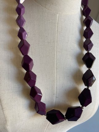 Collana viola con perle geometriche.