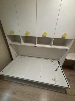 Dormitorio juvenil con cama abatible y escritorio