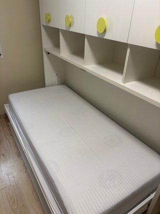 Dormitorio juvenil con cama abatible y escritorio