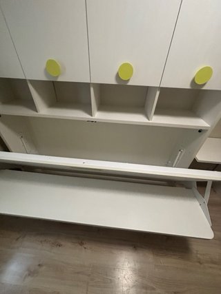 Dormitorio juvenil con cama abatible y escritorio