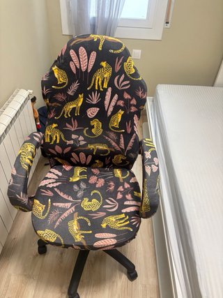 Dormitorio juvenil con cama abatible y escritorio