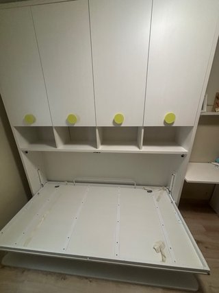 Dormitorio juvenil con cama abatible y escritorio