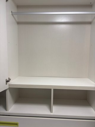 Dormitorio juvenil con cama abatible y escritorio