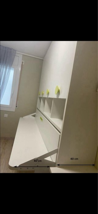 Dormitorio juvenil con cama abatible y escritorio