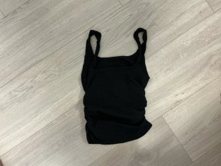 Camiseta negra con fruncido